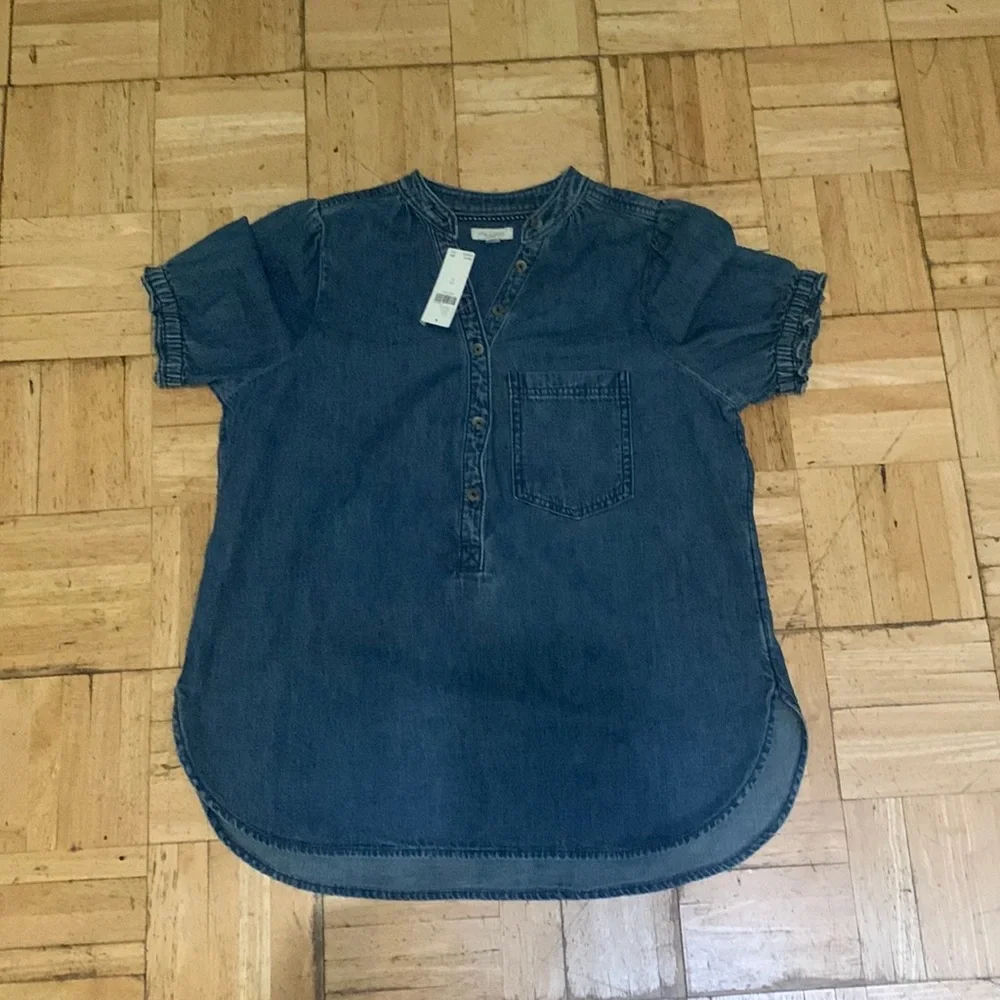 Selling a woman shirt any questions ask 💕😊 - Picture 2 of 4